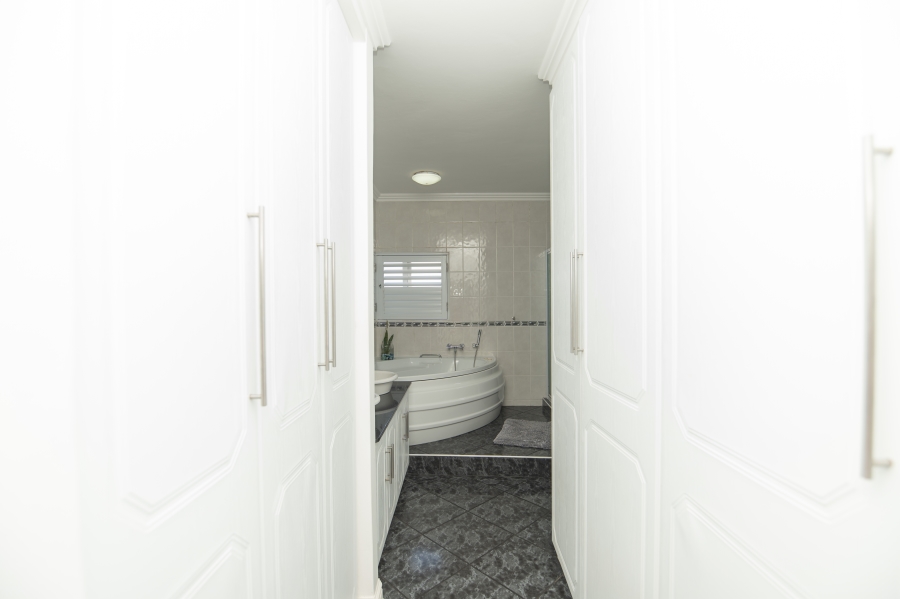 6 Bedroom Property for Sale in Beachview Eastern Cape